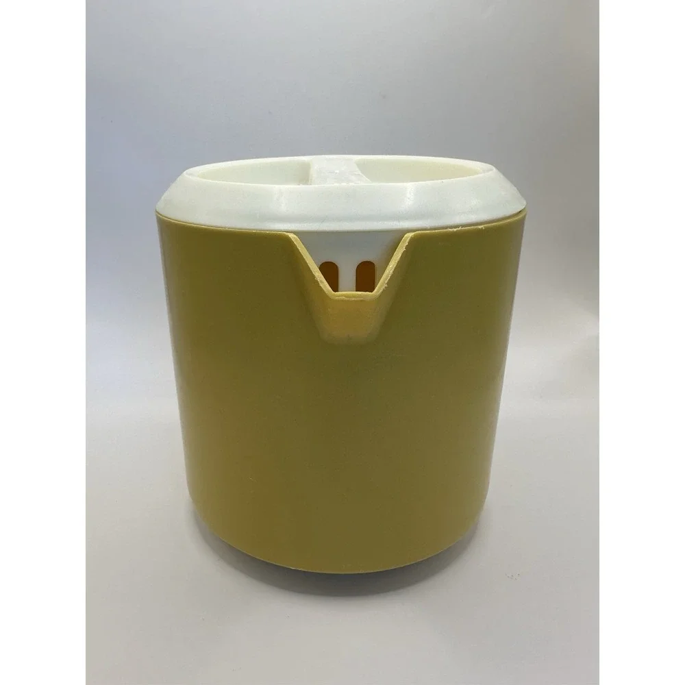 RUBBERMAID Retro Yellow/Gold 1 ‎ 1/2 (1.5) Quart Pitcher With Lid Vintage